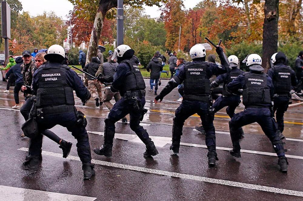TUŽILAŠTVO TRAŽI DO 5 GODINA ZATVORA ZA HULIGANE: Tukli policajce tokom Evroprajda, dvojica organizatora u bekstvu!