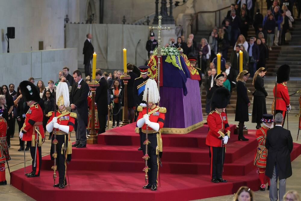 ČETVRT MILIONA LJUDI ODALO POŠTU KRALJICI: Kovčeg sa posmrtnim ostacima Elizabete II u Vestminster holu obišlo oko 250.000 ljudi