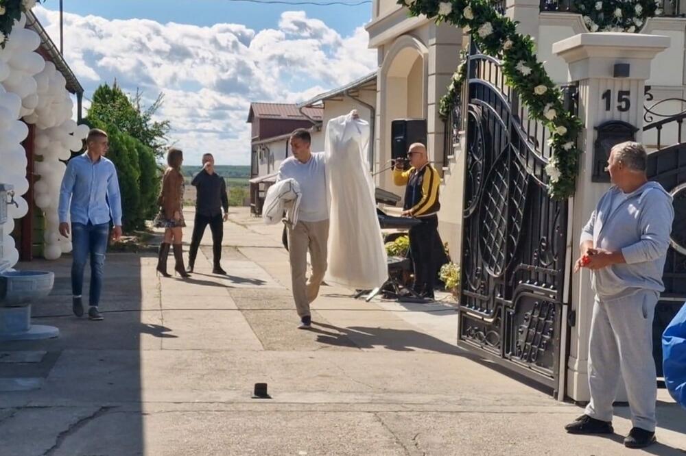 BOJANA RODIĆ ĆE IMATI 3 VENČANICE: Jedna je iznesena iz kuće u Titelu, a šuška se da je CENA PAPRENA! (FOTO)