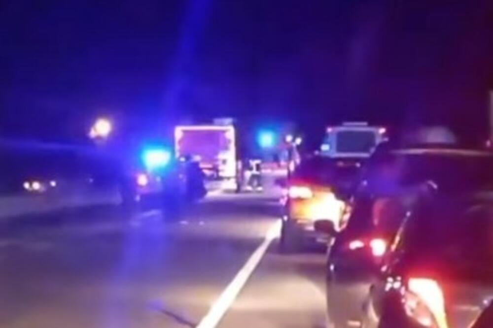 TEŠKA SAOBRAĆAJNA NESREĆA KOD KAĆA: Povređene tri osobe, vatrogasci morali da seku automobil (VIDEO, FOTO)