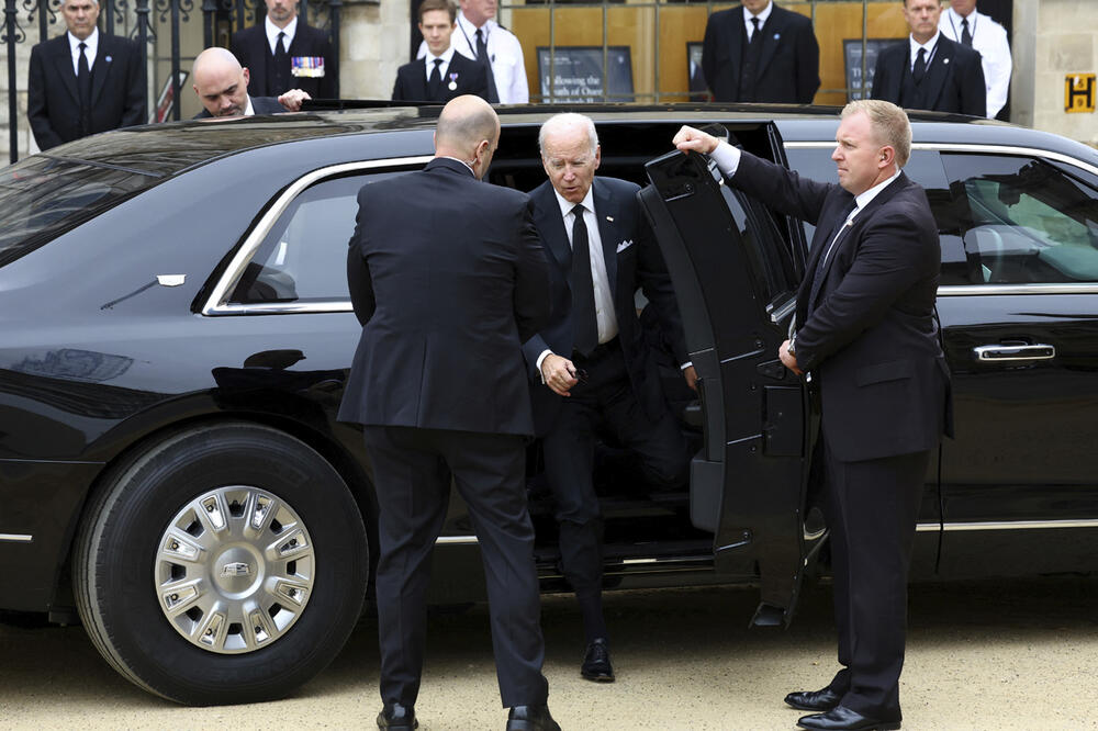 POŠTEĐEN VOŽNJE AUTOBUSOM: Bajdena na sahranu kraljice Elizabete II dovezla "Zver" FOTO