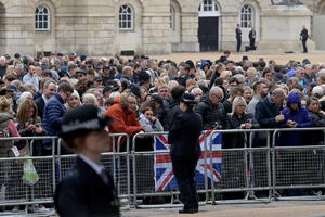 MILION LJUDI NA ULICAMA LONDONA! Popunjeni svi kapaciteti odakle građani mogu da prisustvuju pogrebnoj povorci (FOTO)