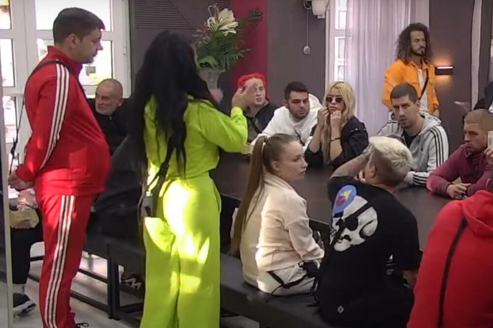 KARAMBOL U BELOJ KUĆI! Pljušte uvrede između Sanje i Marine, Grujićeva joj pomenula DECU, Popovićka je ISPOLIVALA VODOM! (VIDEO)