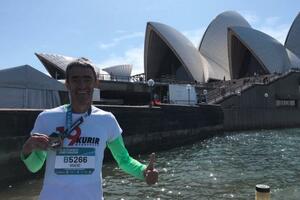 SA KURIROM NA GRUDIMA OSVAJA SVET: Poznati beogradski advokat istrčao maraton u Sidneju!