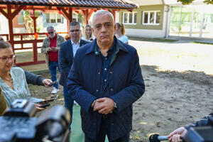 Gradonačelnik Bakić obišao senzornu sobu i letnjikovac u subotičkom Domu „Kolevka“