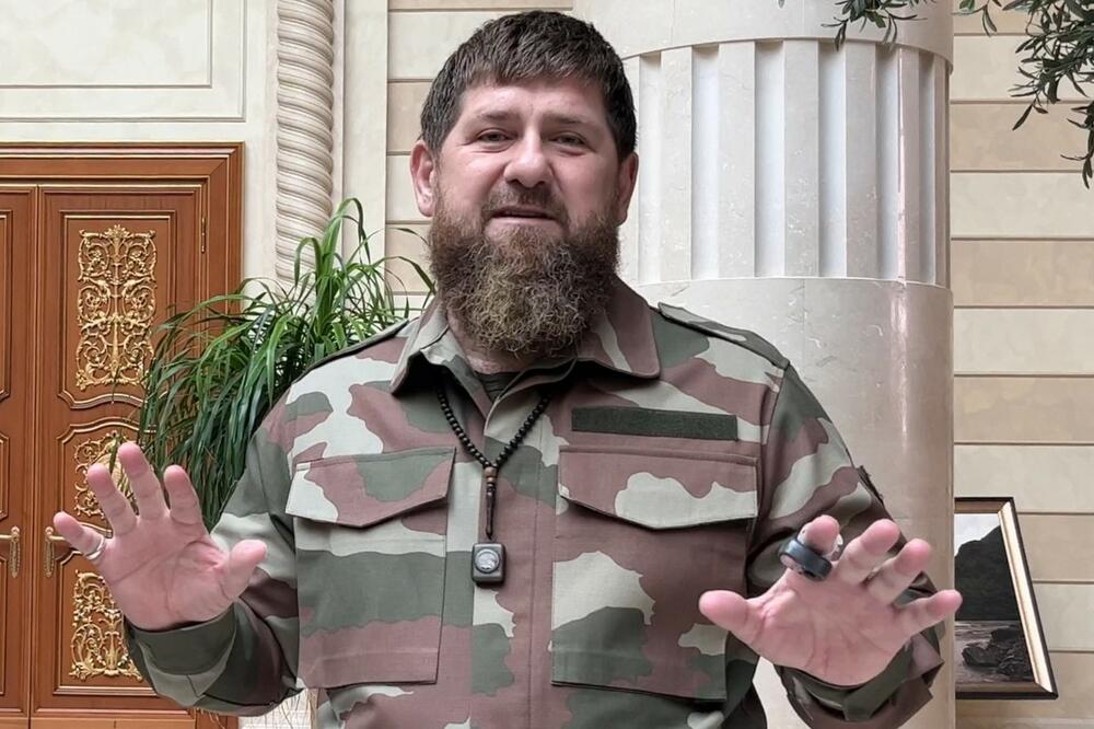 KADIROV SE OGLASIO NAKON GLASINA DA SE NALAZI U KOMI: Lider Čečenije prošetao posle večere i poslao KRATKU PORUKU (VIDEO)