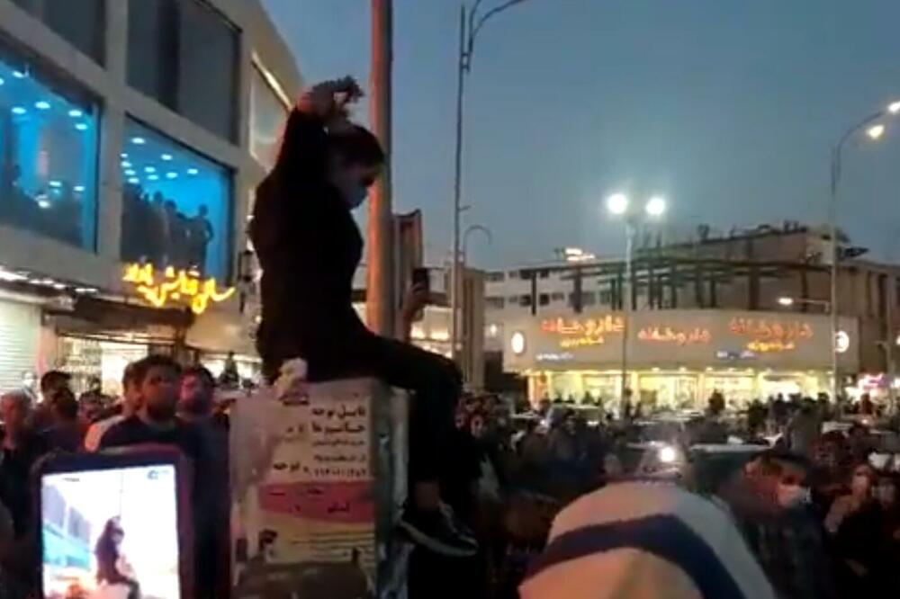 HAOS U IRANU NE JENJAVA: Bes zbog smrti devojke danima se izliva na ulice, žene pale hidžabe, policija puca na demonstrante