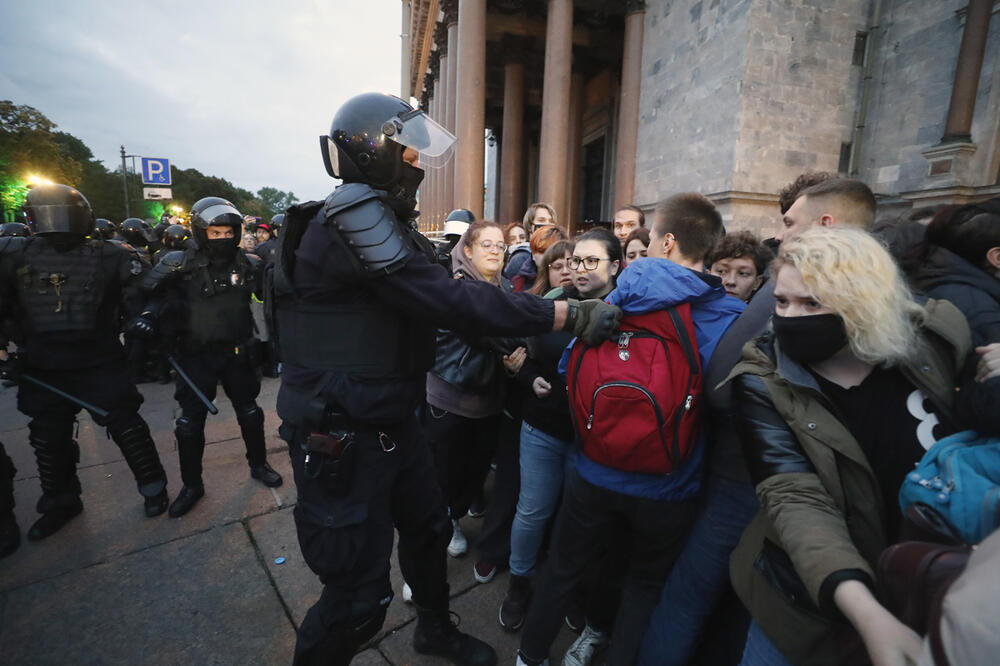 DEMONSTRACIJE U RUSIJI: Više od 1.000 ljudi uhapšeno na protestima protiv mobilizacije (FOTO)