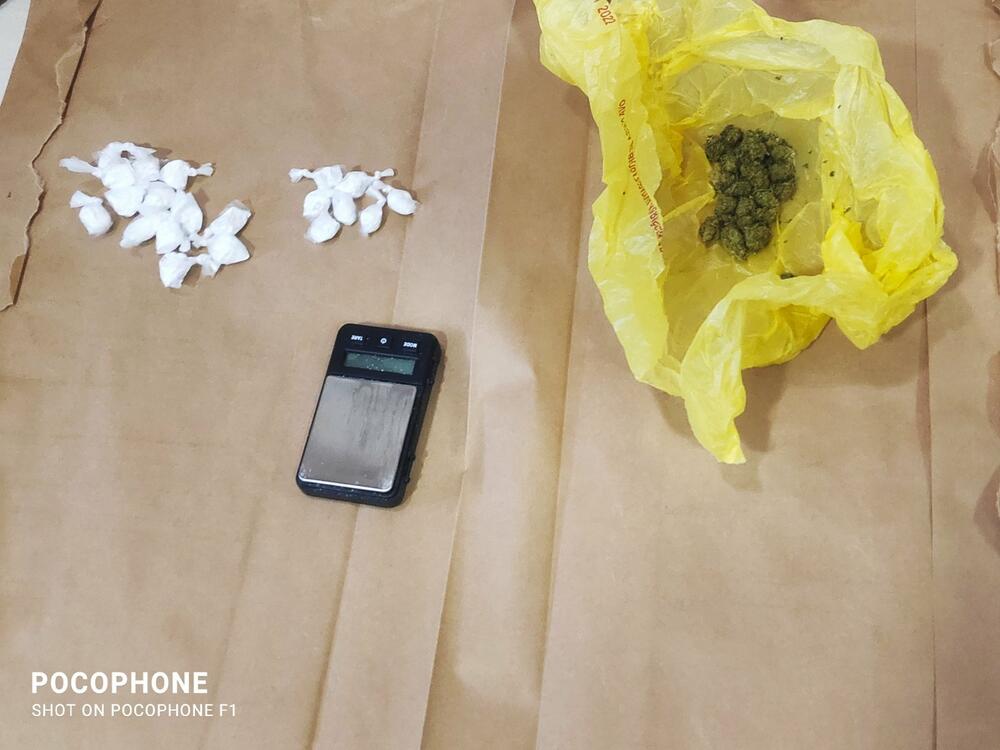 Slika broj 1351531. BEOGRAĐANIN UHAPŠEN U BUDVI! U stanu osumnjičenog pronađeni kokain i marihuana za uličnu prodaju