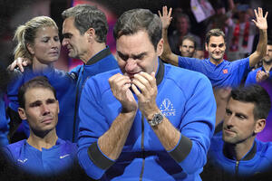 NAJEMOTIVNIJI TRENUTAK NA RODŽEROVOM OPROŠTAJU: Federer odložio reket, a onda je usledila scena od koje SUZE SAME IDU (VIDEO)
