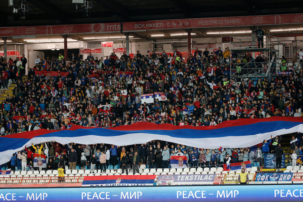 FANTASTIČNA ATMOSFERA NA MARAKANI: Reprezentativci Srbije posle ubedljive pobede podelili radost sa oko 10.000 mališana