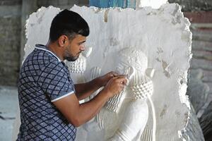 SVOJIM RUKAMA VRAĆA ISTORIJU IRAKA: Vajar iz Mosula rešio da obnovi skulpture uništene u vreme okupacije Islamske države!