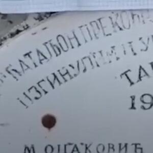 NEZAPAMĆENO DIVLJANJE HULIGANA U TIRANI: Urinirali po spomeniku sa imenima