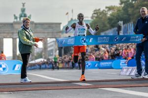 KENIJAC NADMAŠIO SAMOG SEBE: Kipčoge pobedio na maratonu u Berlinu i postavio novi svetski rekord