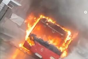 IZGOREO AUTOBUS NA LINIJI 405: Na stajalištu u centru Ripnja vatrena stihija progutala vozolo GSP-a, nije bilo povređenih (VIDEO)