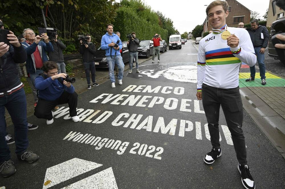 KAKVA ČAST ZA BELGIJANCA: Evenepulu priređen doček u Briselu nakon zlatne medalje na SP u drumskom biciklizmu