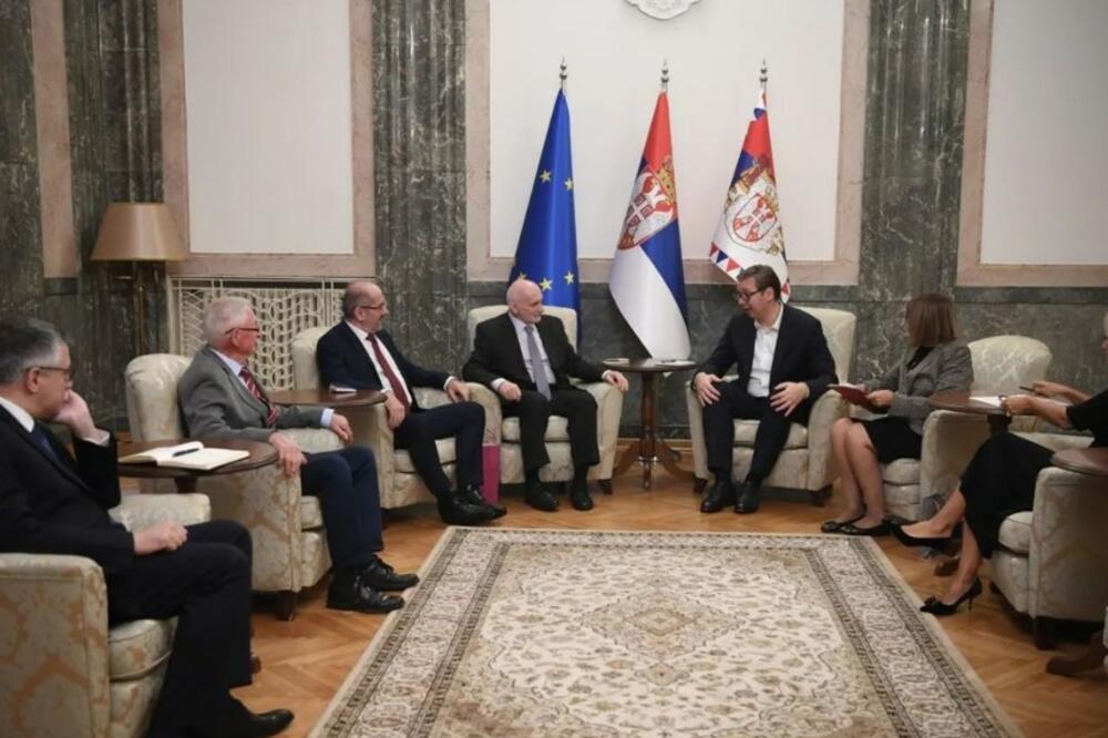 PREDSEDNIK VUČIĆ SA PREDSTAVNICIMA SRPSKE KNJIŽEVNE ZADRUGE: Razgovor o pomoći države i izuzetnom jubileju, 130. rođendanu (FOTO)