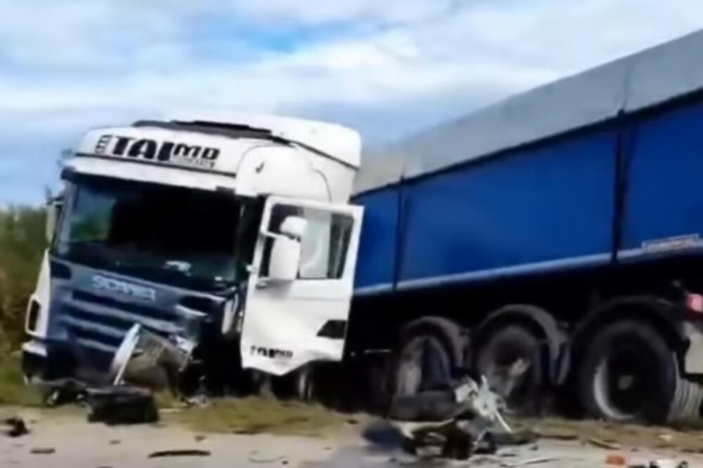 MLADIĆ TEŠKO POVREĐEN U SAOBRAĆAJNOJ NESREĆI KOD PROKUPLJA: Žestok sudar automobila i kamiona, delovi svuda po putu (VIDEO)