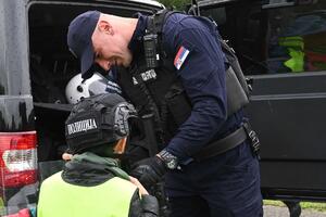 PREDŠKOLCI SE DRUŽILI S POLICAJCIMA, MOGLI DA PROBAJU I NJIHOVU OPREMU: MUP napravio smotru za mališane (FOTO)