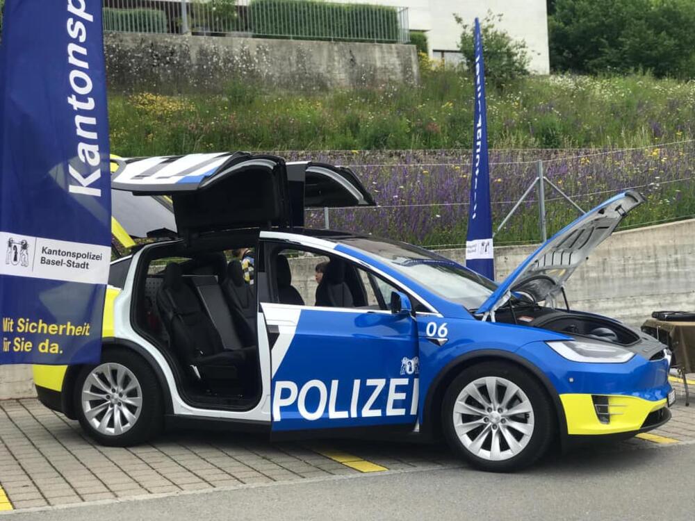 Tesla Model X, Policija Bazel