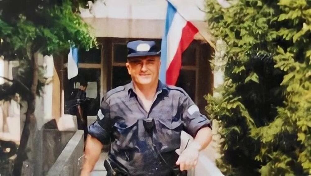 Slika broj 1369037. U JEDNOJ RUCI INSULIN, U DRUGOJ PUŠKA: Ovaj srpski junak oslobodio je Orahovac od albanskih terorista uz komandu - ZA MNOM, BRAĆO!