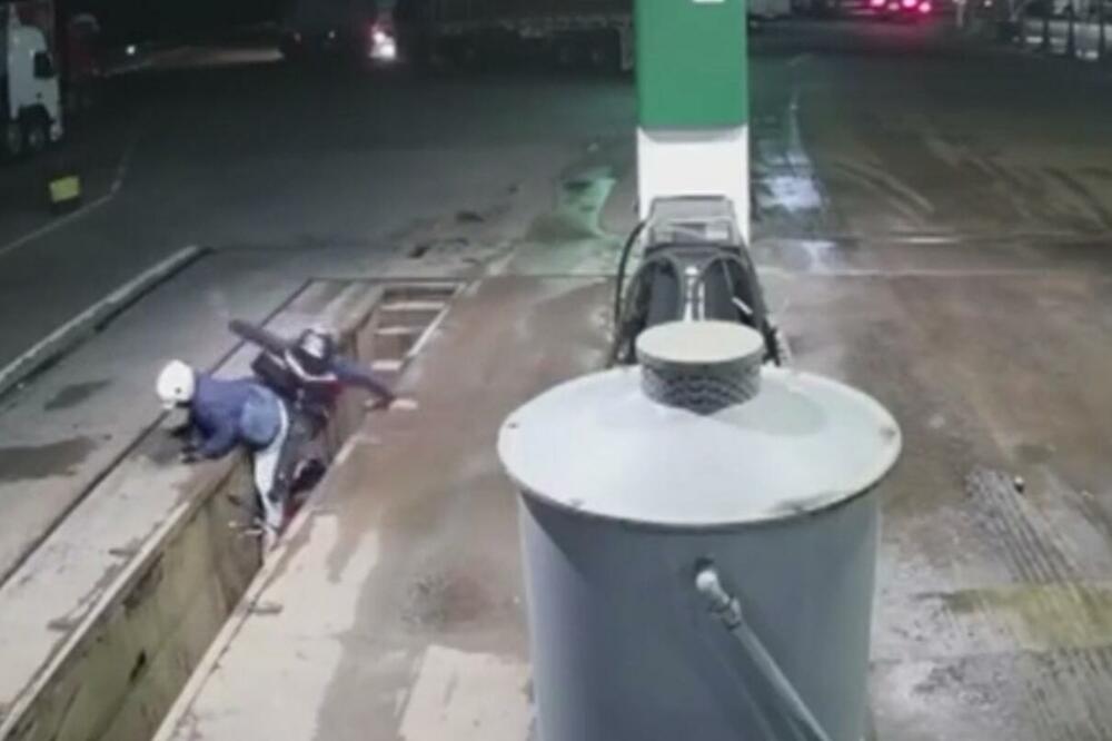 POSTOJE ŠEPRTLJE, A POSTOJE I OVA DVOJICA: Opljačkali benzinsku pumpu, upali u kanal, nastavili bekstvo pa upali u rupu! VIDEO