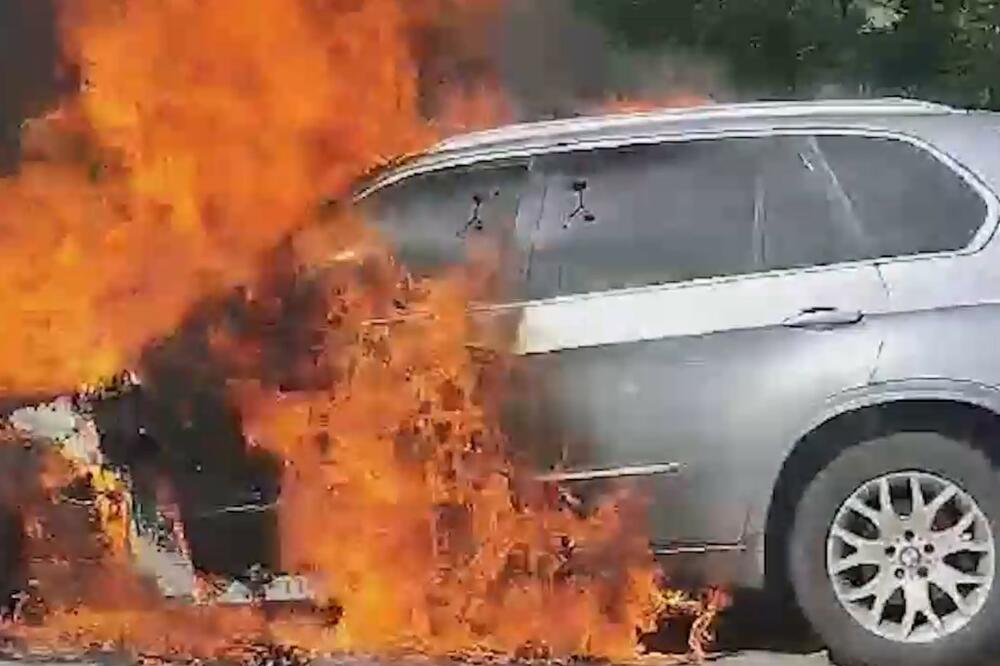 IZGOREO LUKSUZNI BMW TERENAC: Požar nasred auto-puta kod Bubanj potoka POGLEDAJTE BUKTINJU (VIDEO)