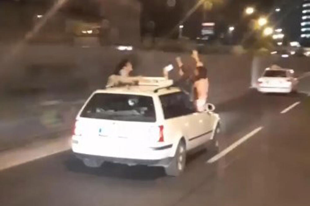 BEOGRAĐANE RAZBESNEO SNIMAK IZ NOĆNOG PROVODA: Pogledajte šta rade devojke na prozoru taksija!