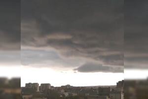 SPREMA SE SUPERĆELIJSKA OLUJA U SRBIJI: Počeo pljusak, a evo gde se tačno nadvio ogroman crni oblak! (VIDEO, FOTO)