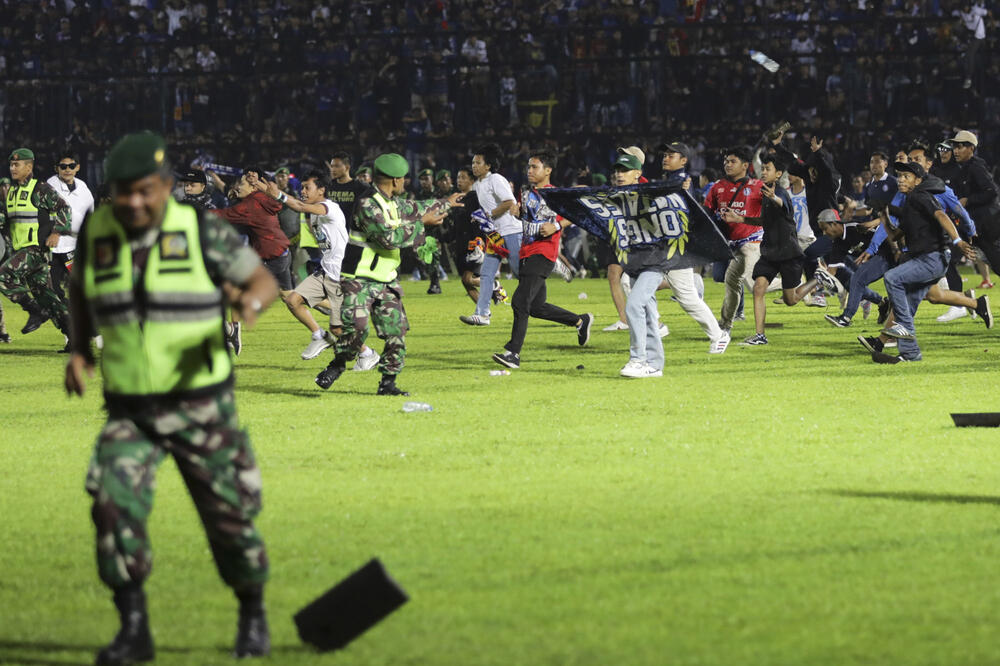 NAJMANJE 130 MRTVIH NA FUDBALSKOJ UTAKMICI U INDONEZIJI: Masakr na stadionu u sukobu policije i navijača (VIDEO)