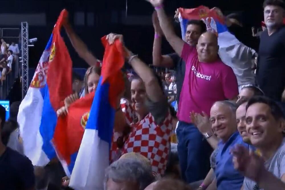Novak Đoković, Marin Čilić, navijačice, srpska zastava, hrvatski dres