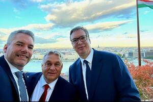 SLIKAO JE AUSTRIJSKI KANCELAR JER JA TO NE UMEM VALJANO DA URADIM: Predsednik Srbije na selfiju sa druženja posle samita (FOTO)