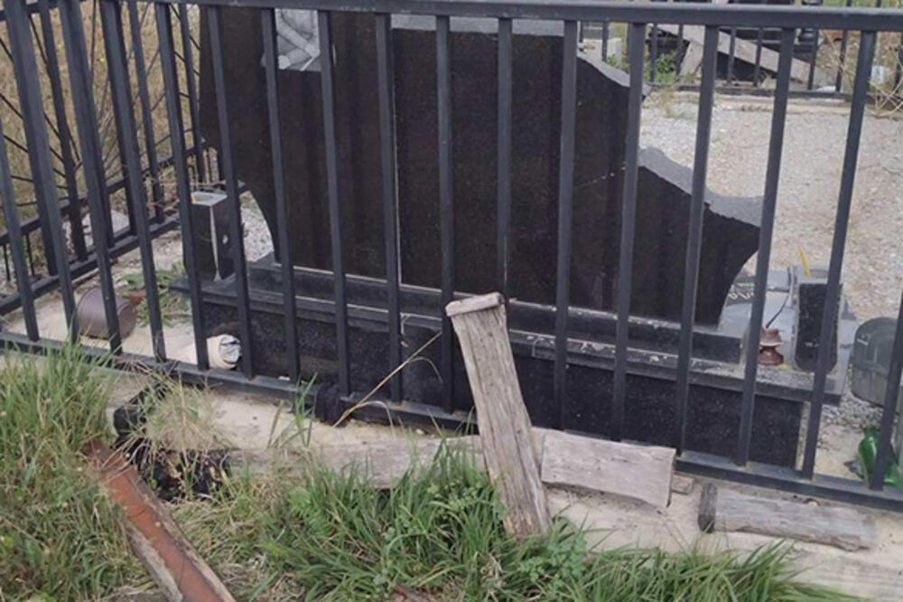JEZIVA SCENA U KLOKOTU: Krampom oskrnavljen spomenik na srpskom pravoslavnom groblju NI MRTVI SRBI NEMAJU MIRA (FOTO)