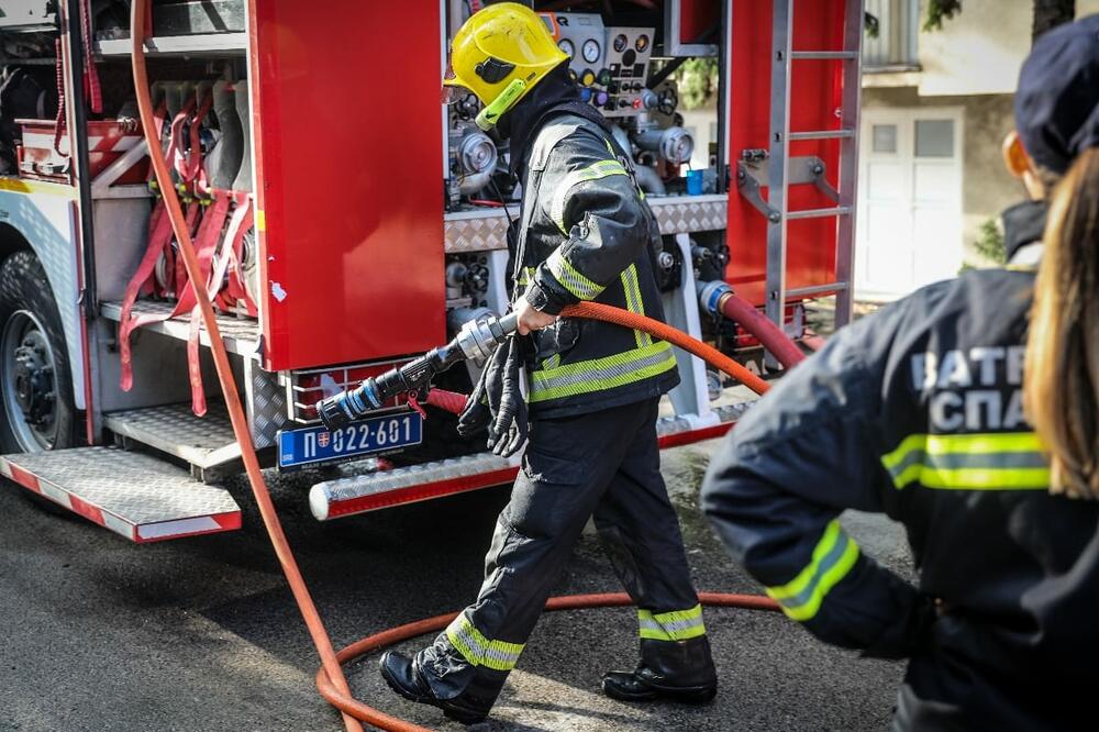 DRAMA ZOROM NA ZVEZDARI: Vatrogasci izvukli jednu osobu iz kuće u plamenu, davala je znake života
