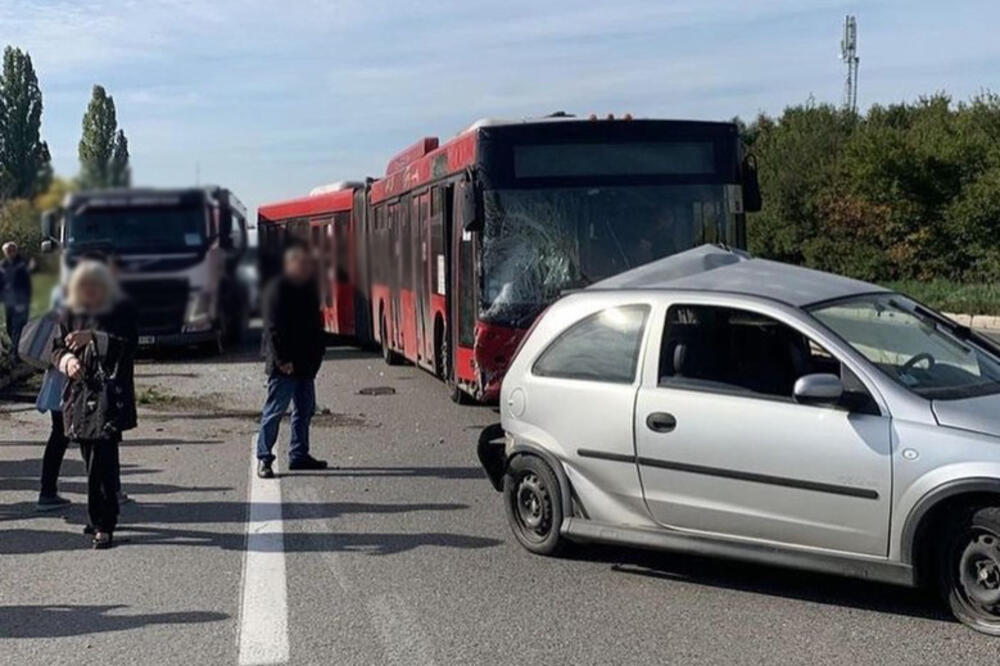 TEŠKA SAOBRAĆAJNA NESREĆA KOD ŽELEZNIKA: Autobus udario u automobil u kvaru, povređeno više osoba! FOTO