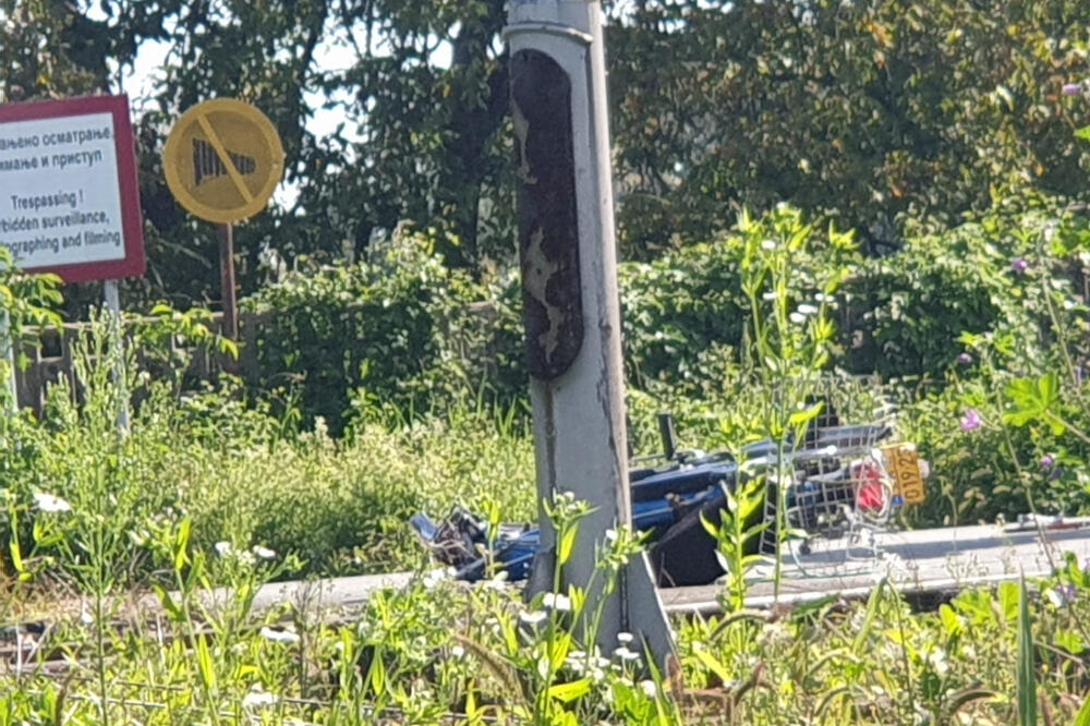 ČAČANIN PODLETEO POD VOZ: Motociklista probio rampu, ali imao ludu sreću! Ostao živ, s težim povredama prebačen u bolnicu (FOTO)