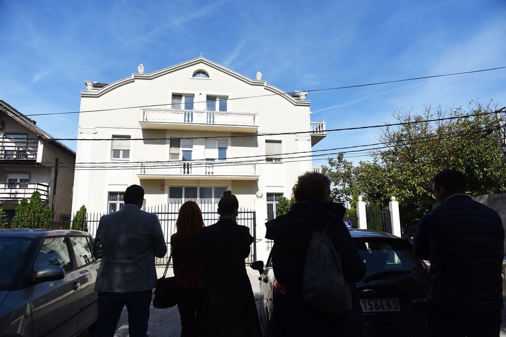 VICTORY! Kurir MADE inspectors FINALLY go into illegal care home OPERATING DESPITE BAN! There were people inside! (PHOTO)