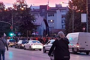 PROTEST OPOZICIJE U BANJALUCI: Tvrde da su pokradeni na nedavnim izborima! VIDEO