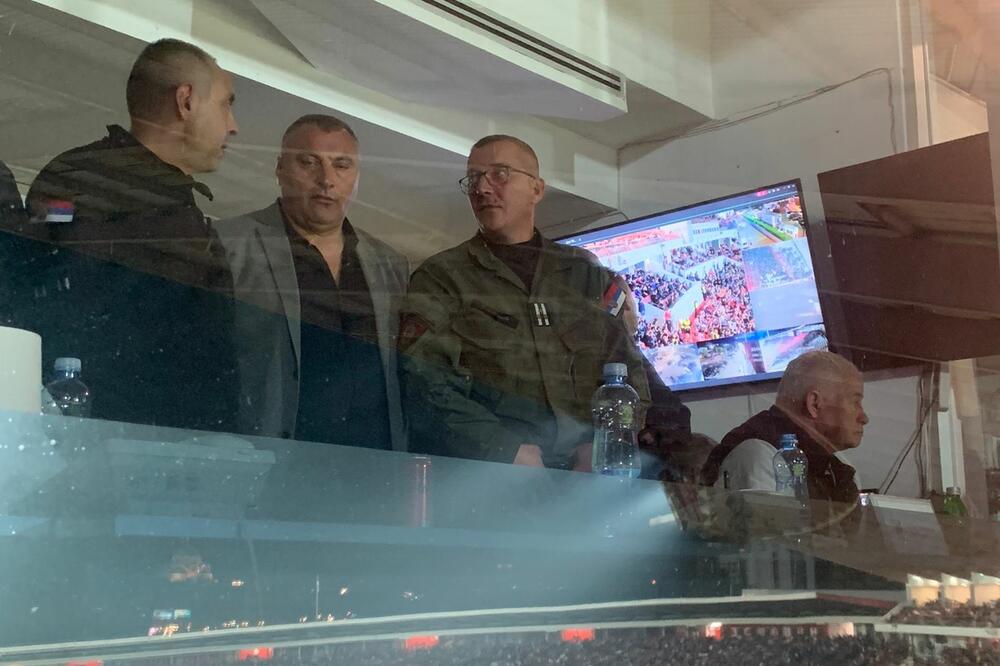 BEZBEDNOST IZNAD SVEGA: Ministar Vulin obišao pripadnike policije koji obezbeđuju utakmicu Crvena zvezda - Ferencvaroš