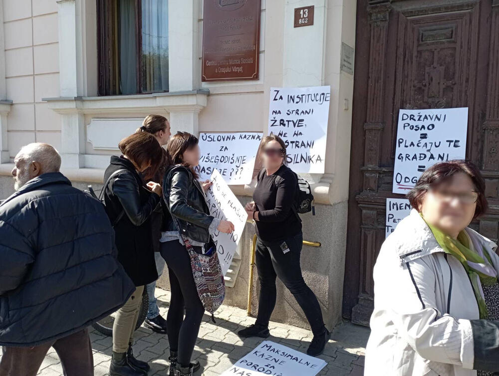 Protest ispred Centra za socijalni rad u Vršcu