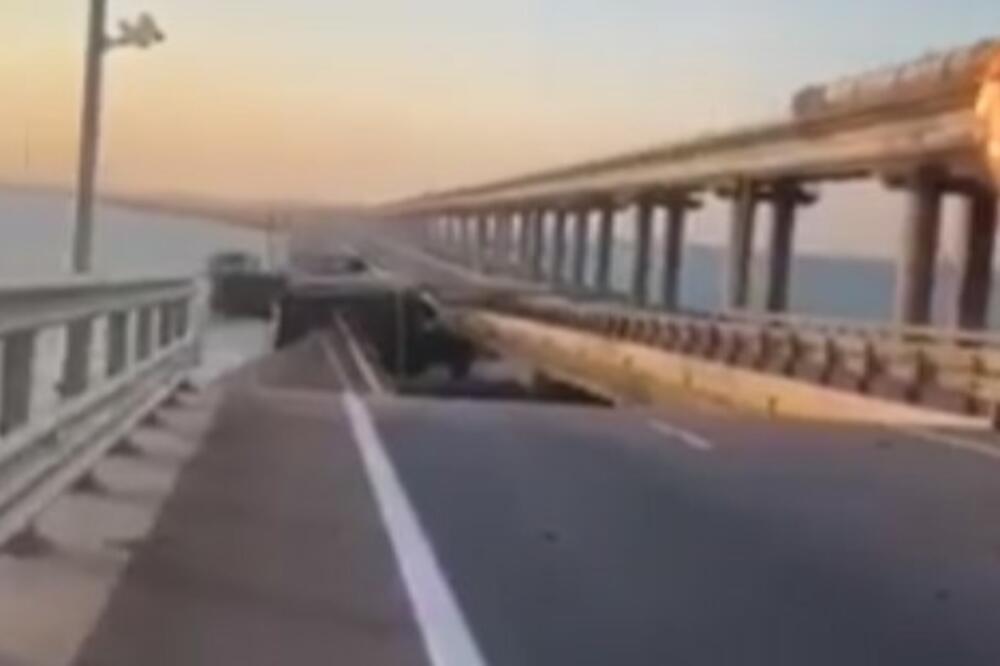 OGLASILA SE RUSIJA: Saopšteno šta je eksplodiralo na Krimskom mostu! Urušio se i deo elemenata drumskog mosta! Pokrenuti trajekti