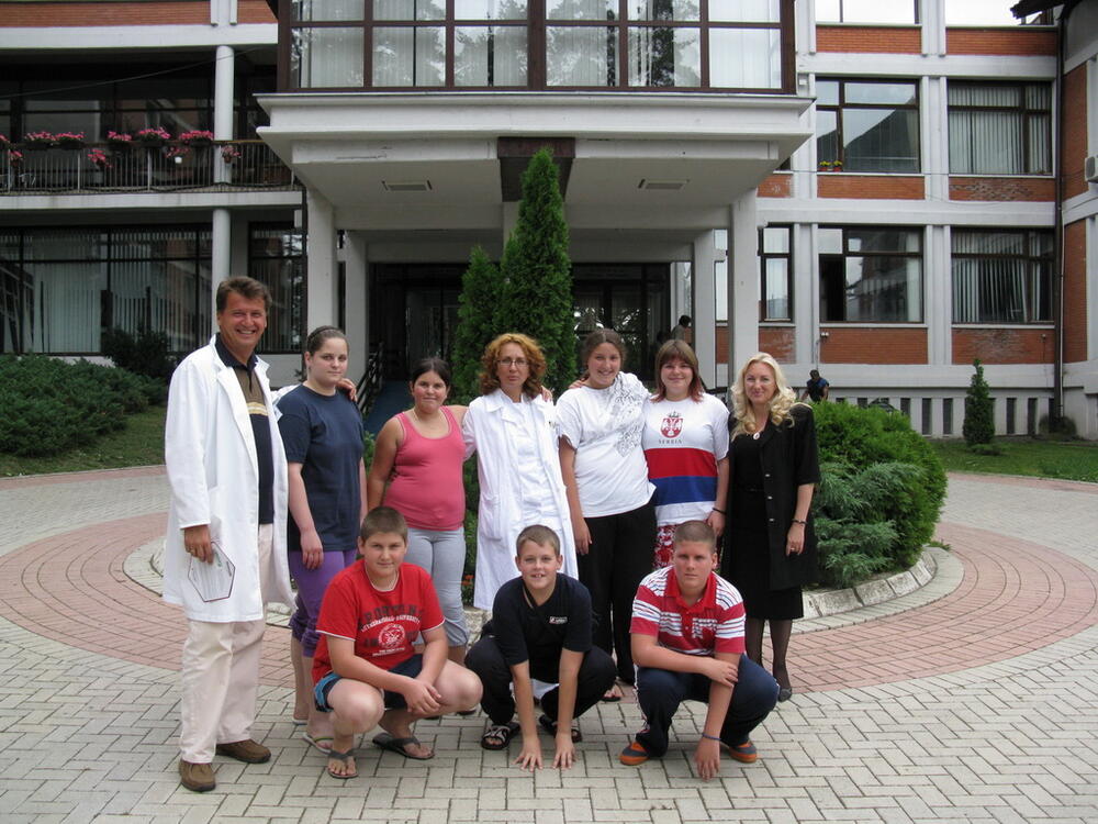 Prva generacija 'Čigotice' 2008, dr Snežana Lešović stoji poslednja s leva na desno 
