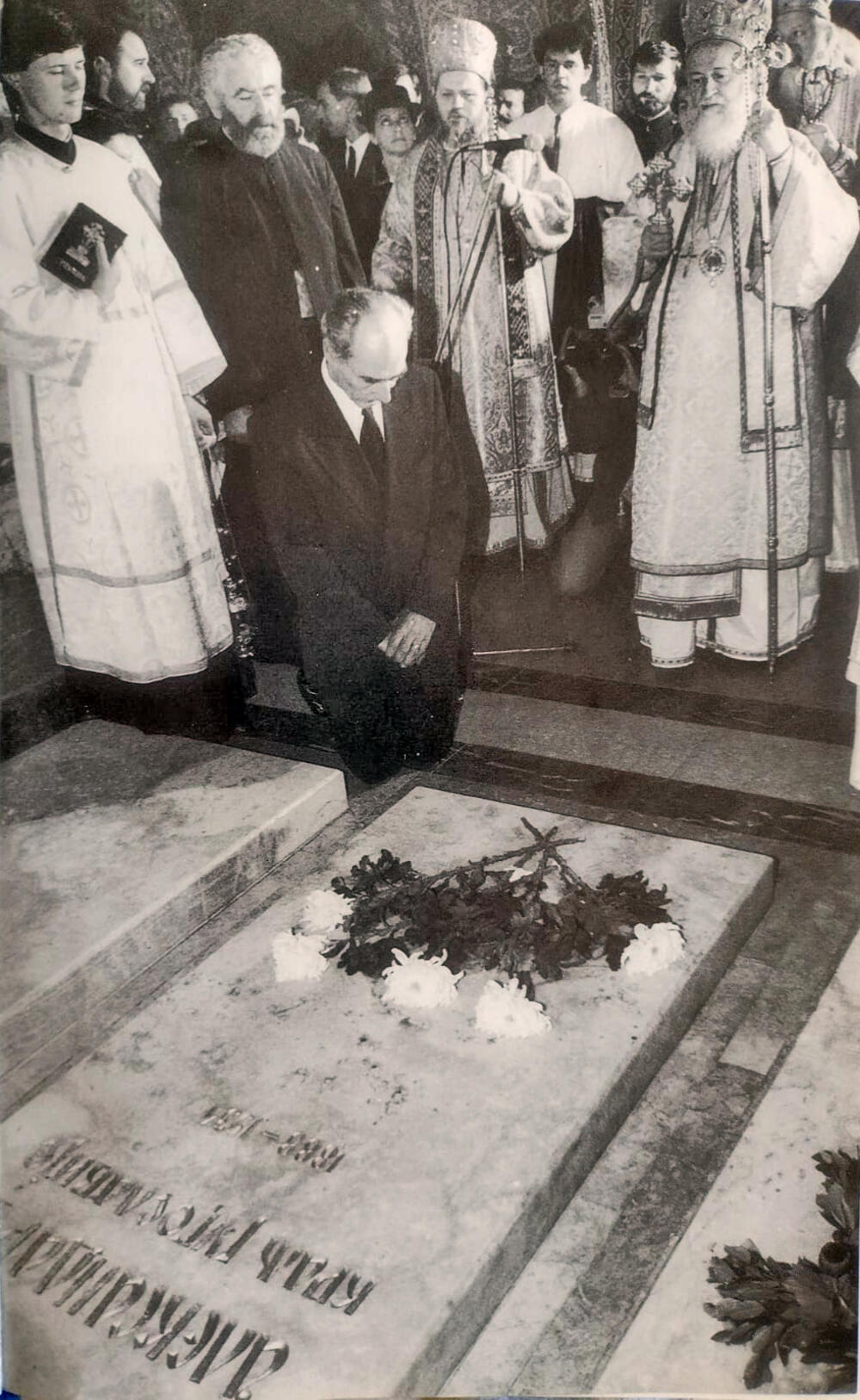 Princ Tomislav na očevom grobu 9.10.1991, to je bilo prvo opelo kralju Aleksandru posle Drguog svetkog rata