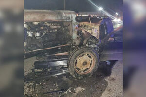 DIREKTAN SUDAR AUTOMOBILA I TRAKTORA KOD LAZAREVCA: Vozač auta hitno prebačen u bolnicu (FOTO)