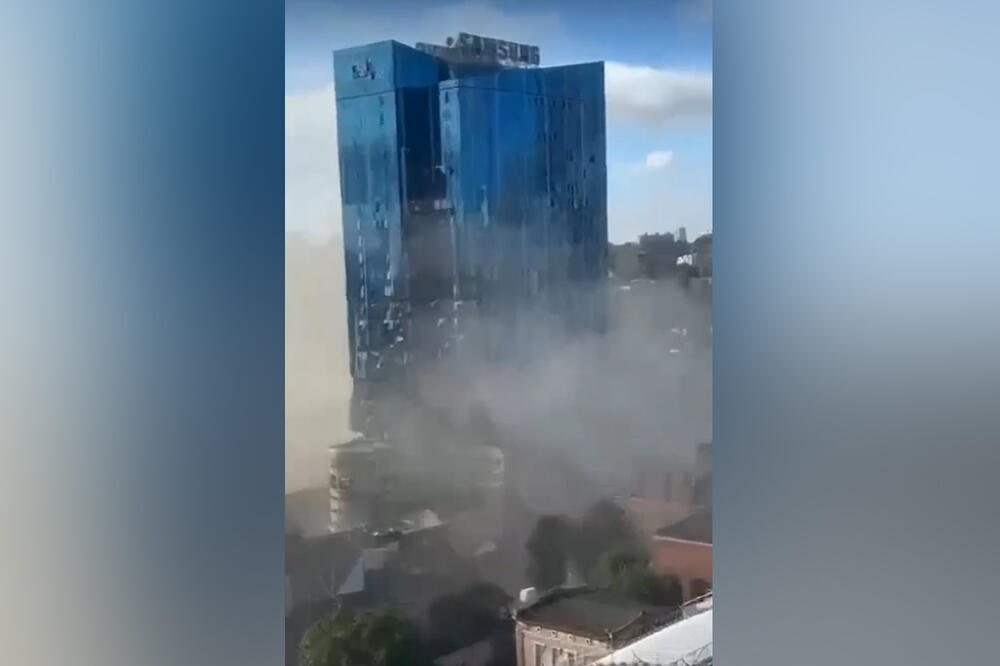 RAZOREN SAMSUNG CENTAR U KIJEVU: Staklena zgrada u dimu, objavljeni dramatični snimci (VIDEO)