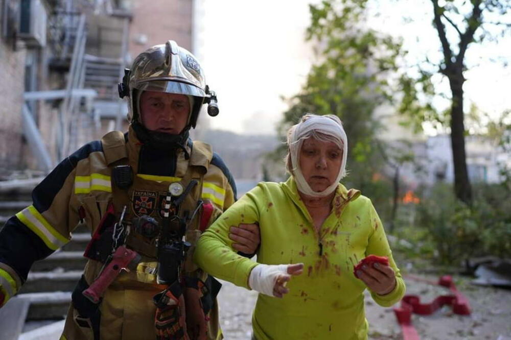 DAN UŽASA ZA CIVILE: Dramatične fotografije iz Kijeva! Najmanje 11 ljudi poginulo, zgrade uništene, automobili spaljeni