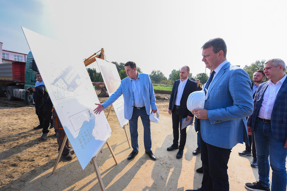 Mirović položio kamen temeljac za izgradnju fiskulturne sale u osnovnoj školi u Mačvanskoj Mitrovici