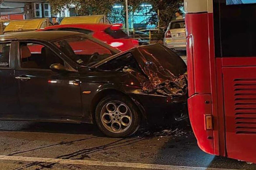 AUTOM SE ZAKUCAO U AUTOBUS: Prednji deo vozila potpuno smrskan! (FOTO)