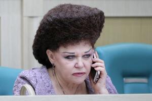 SVI SE ČUDE KAD VIDE KOSU OVE RUSKE POLITIČARKE: Njena frizura je URNEBESNA, svi misle da nosi PERIKU, a evo šta ona kaže na to!