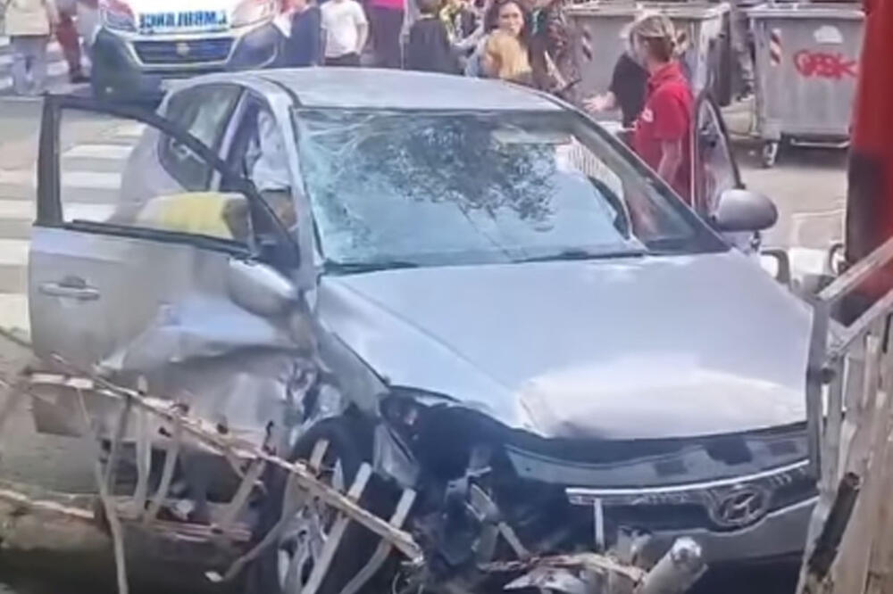 AUTO ULETEO U DVORIŠTE NA BANOVOM BRDU! U sudaru dva automobila povređene četiri osobe VIDEO